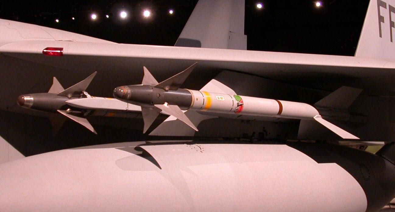 Ракеты самолетов россии. Р-37 ракета «воздух-воздух». Самолет с ракетами. Ракета истребителя. Ракета самолет бомба.
