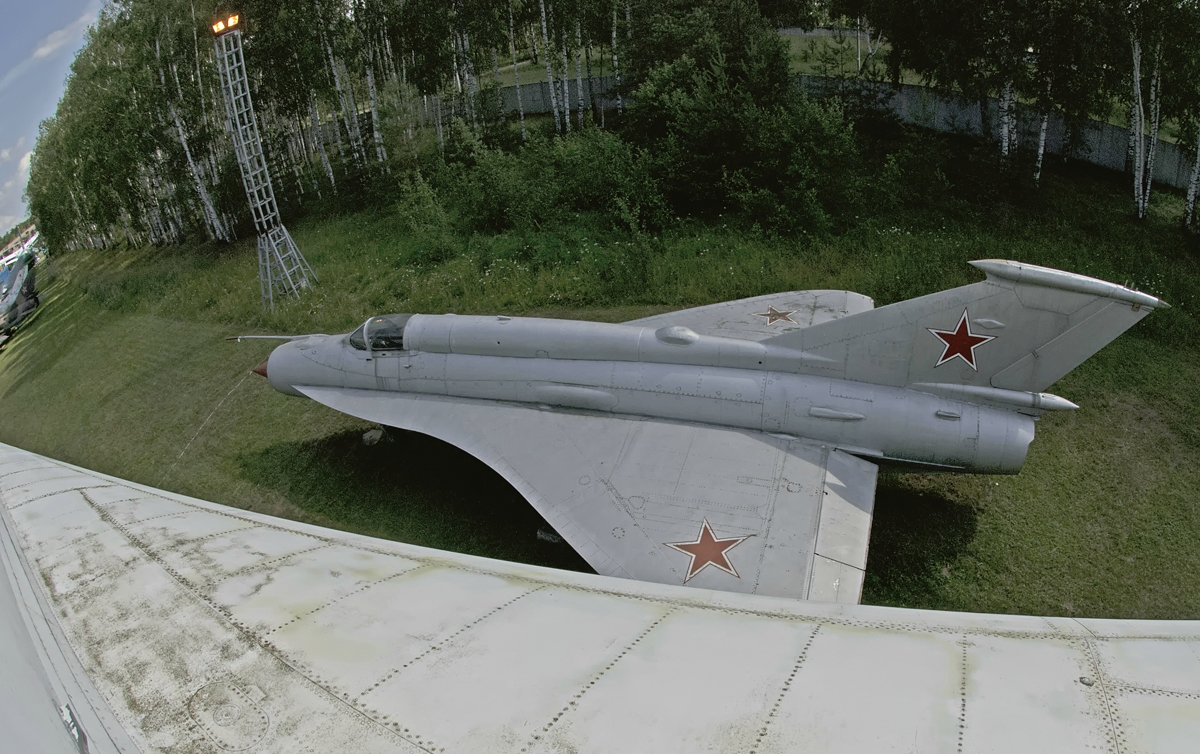 Aircraft_Mig-21I_under_the_wing_of_the_plane_Tu-144_%289678535680%29.jpg