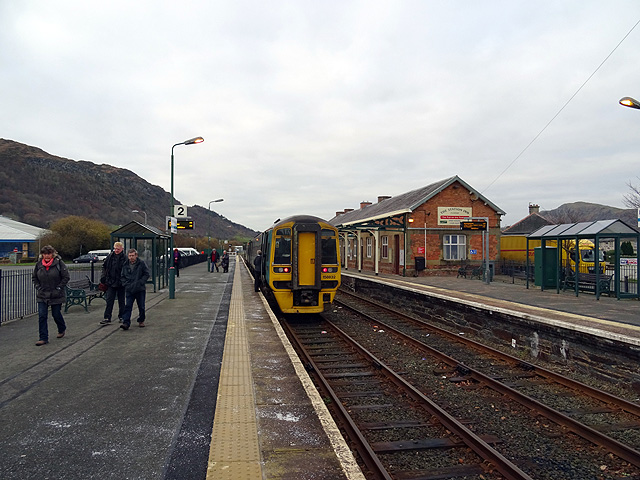 File:An Arriva Wales train, just arrived at Porthmadog Station - geograph.org.uk - 5211914.jpg