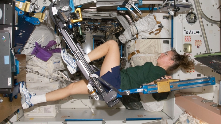 Astronot Sandra Magnus ISS İstasyonunda Hem Osteoporozdan Korunma Hem De Kas Güçlendirme Amaçlı Egzersiz Yapıyor