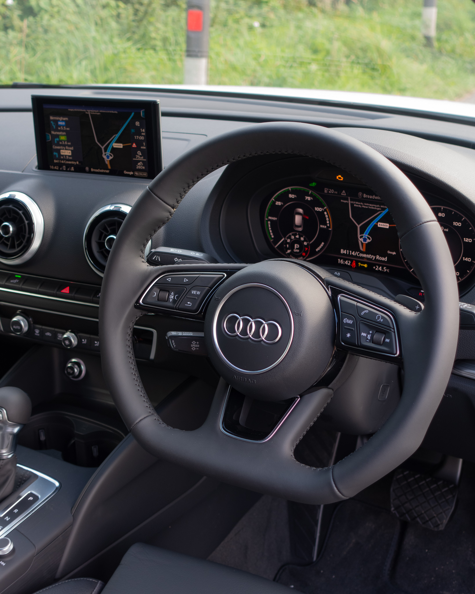 https://upload.wikimedia.org/wikipedia/commons/5/58/Audi_A3_Sportback_8V_facelift_interior.jpg