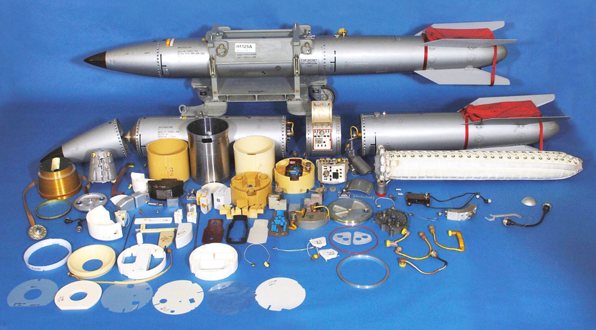 Nuclear b. B61 ядерное оружие. Термоядерная бомба b61. 61 Бомба. B61.