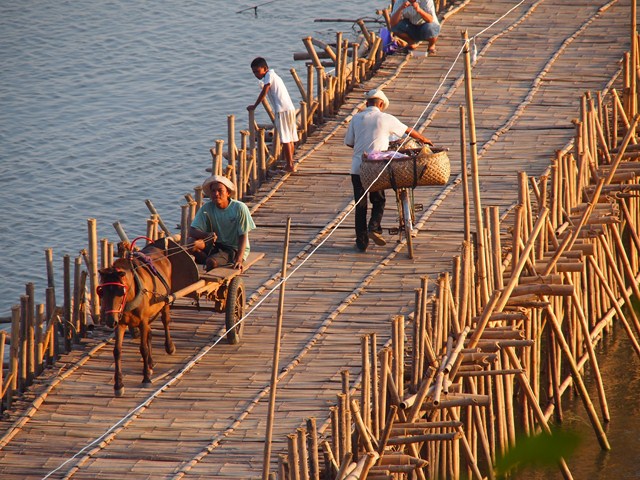 File:Bamboo bridge (Kompong Cham, Cambodia 2011)-1.jpg