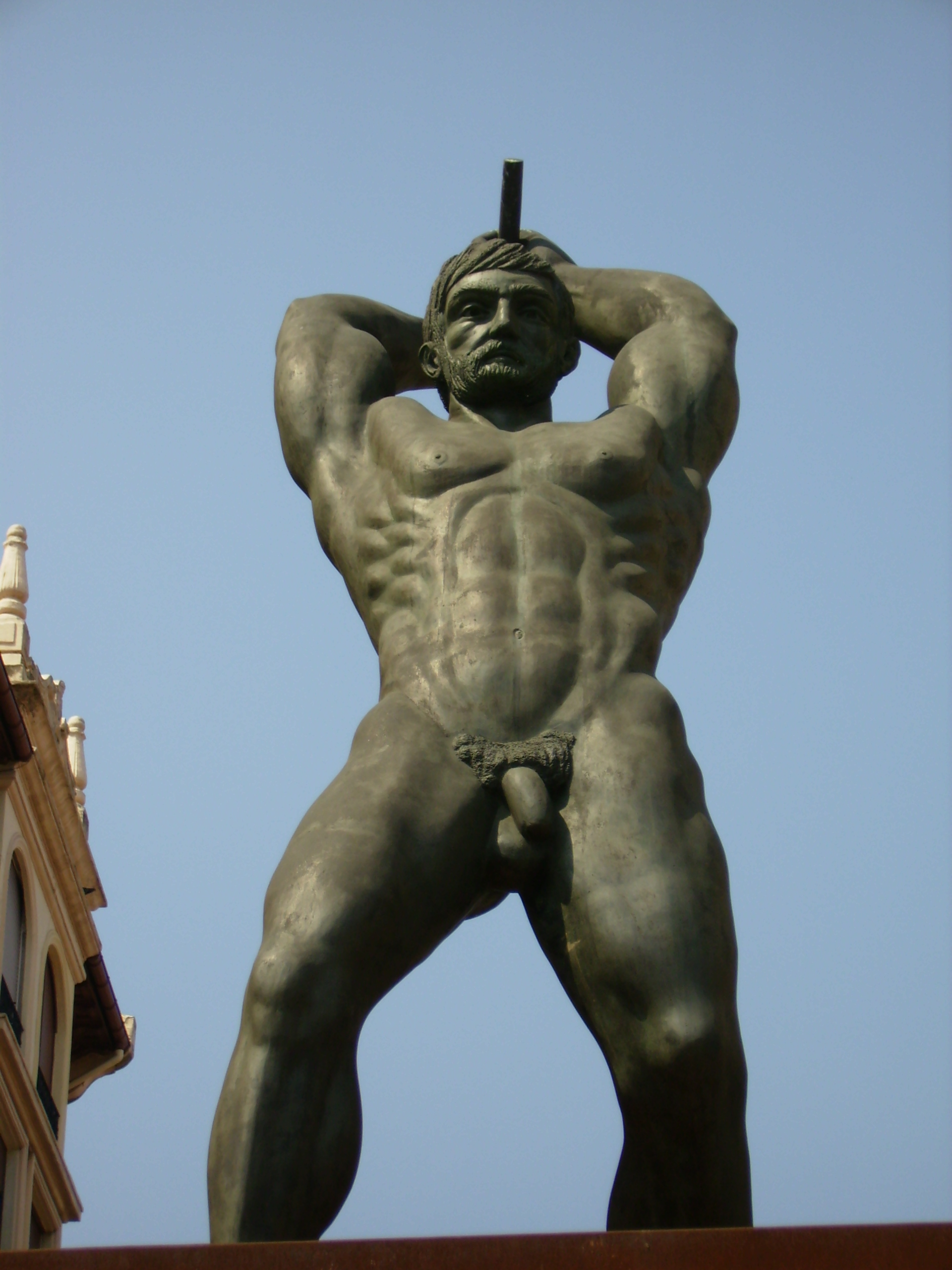 памятник голым мужикам фото 17