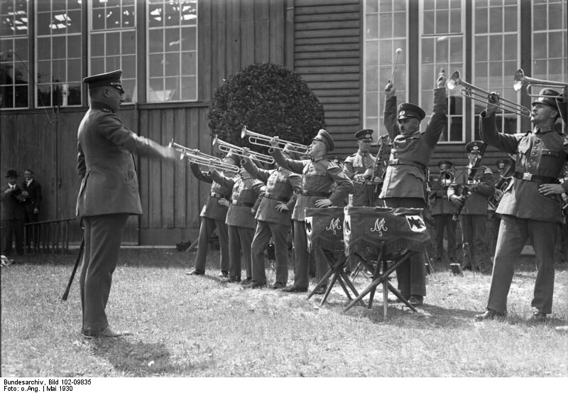 Fuerzas Armadas de Alemania Bundesarchiv_Bild_102-09835%2C_Potsdam%2C_Reichswehrkapelle_bei_Ausstellungser%C3%B6ffnung