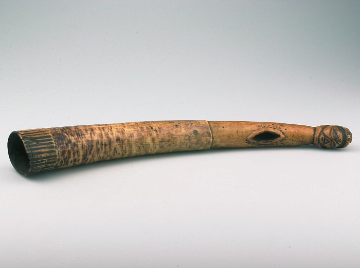 File:COLLECTIE TROPENMUSEUM Dwarsgeblazen ivoren hoorn aan het smalle uiteinde versierd met een uitgesneden mensenhoofd TMnr A-10970.jpg