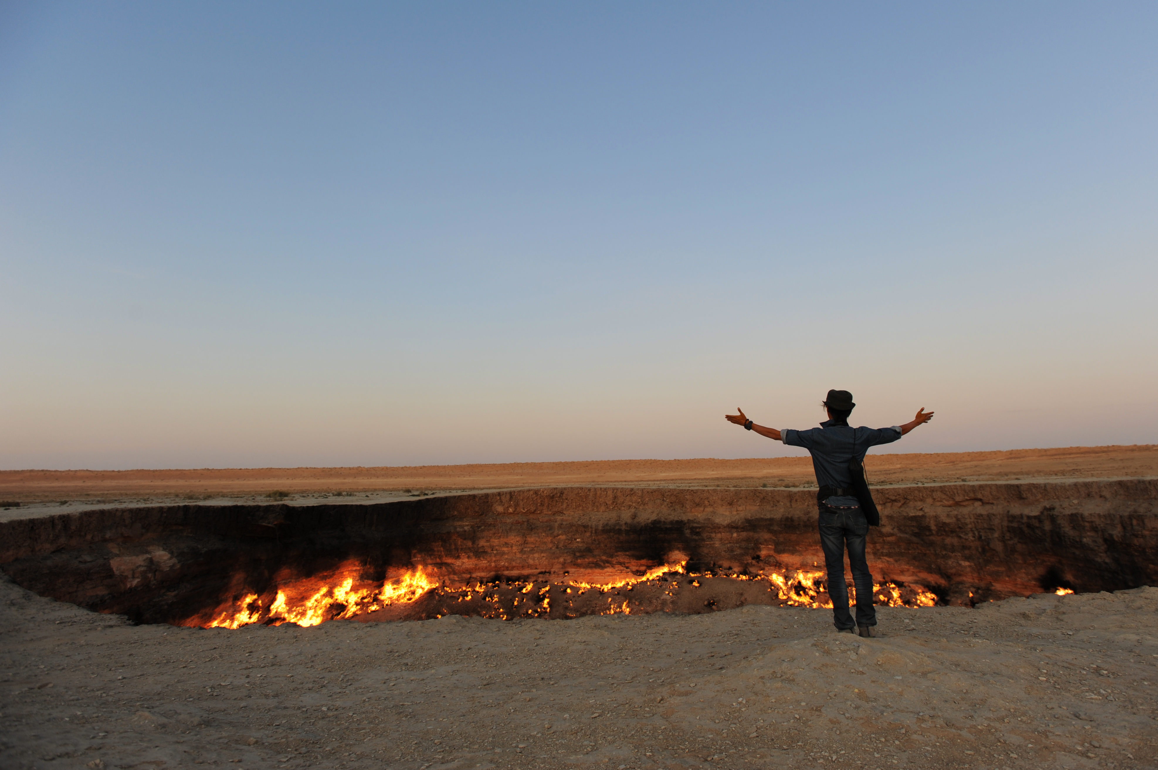 Провалиться в тартарары. Туркмения кратер Дарваза. Кратер Дарваза в Туркменистане. Дарваза врата ада. "Врата ада" (Дарваза), Туркменистан.