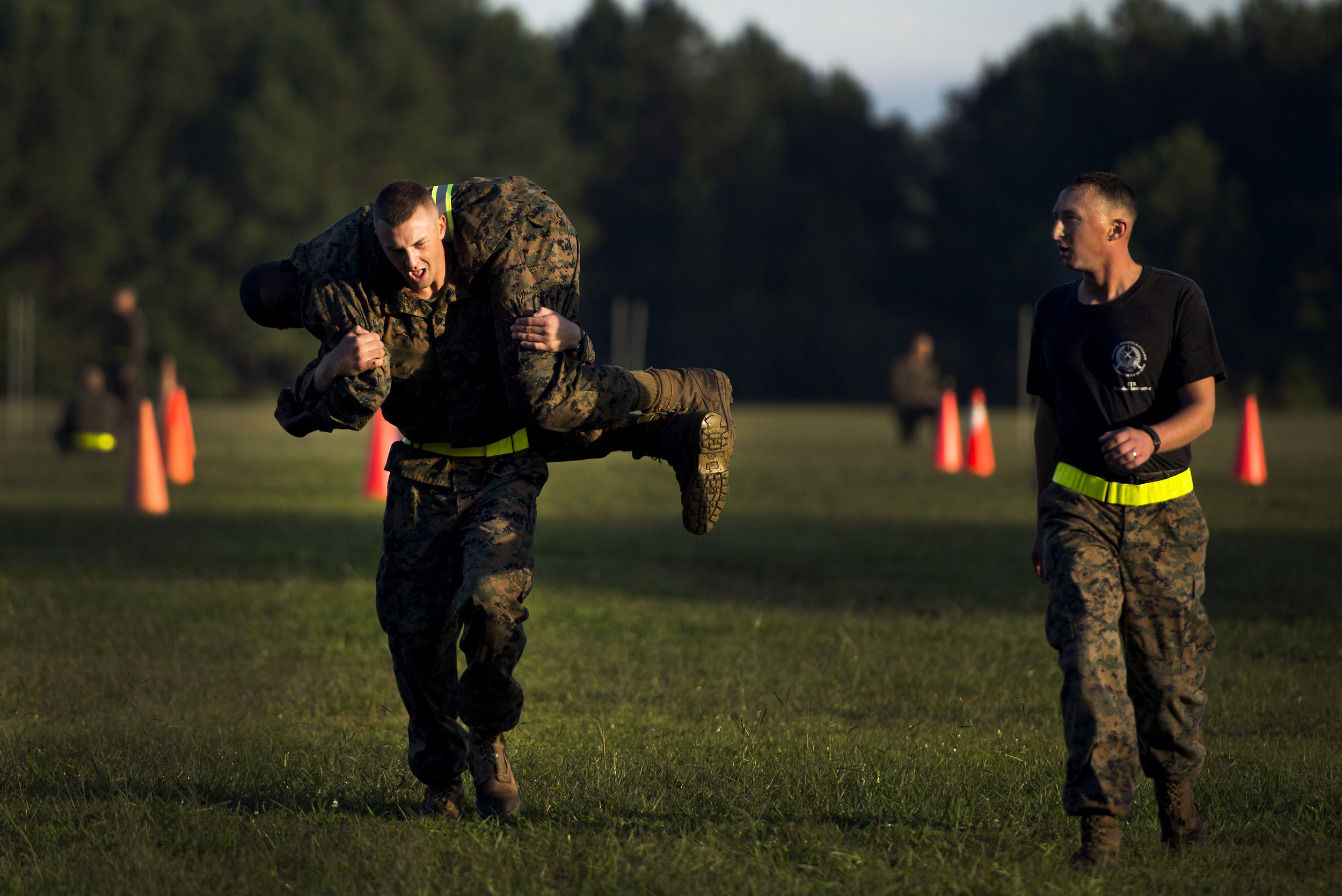 Combat marines. Marine Corps Combat Fitness Test maneuver under Fire. Combat Fitness. Mad Combat Marines. Combat evade maneuvers.