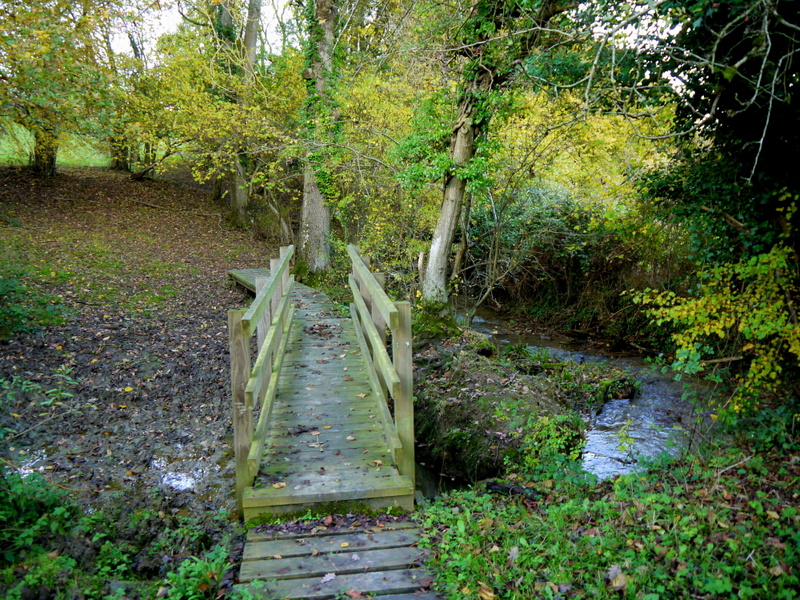 Footbridge over Lid Brook - geograph.org.uk - 3750984