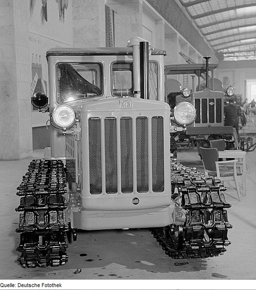 File:Fotothek df roe-neg 0006713 003 Sowjetisches Kettenfahrzeug auf der Leipziger Herbstmesse 1954 (cropped).jpg