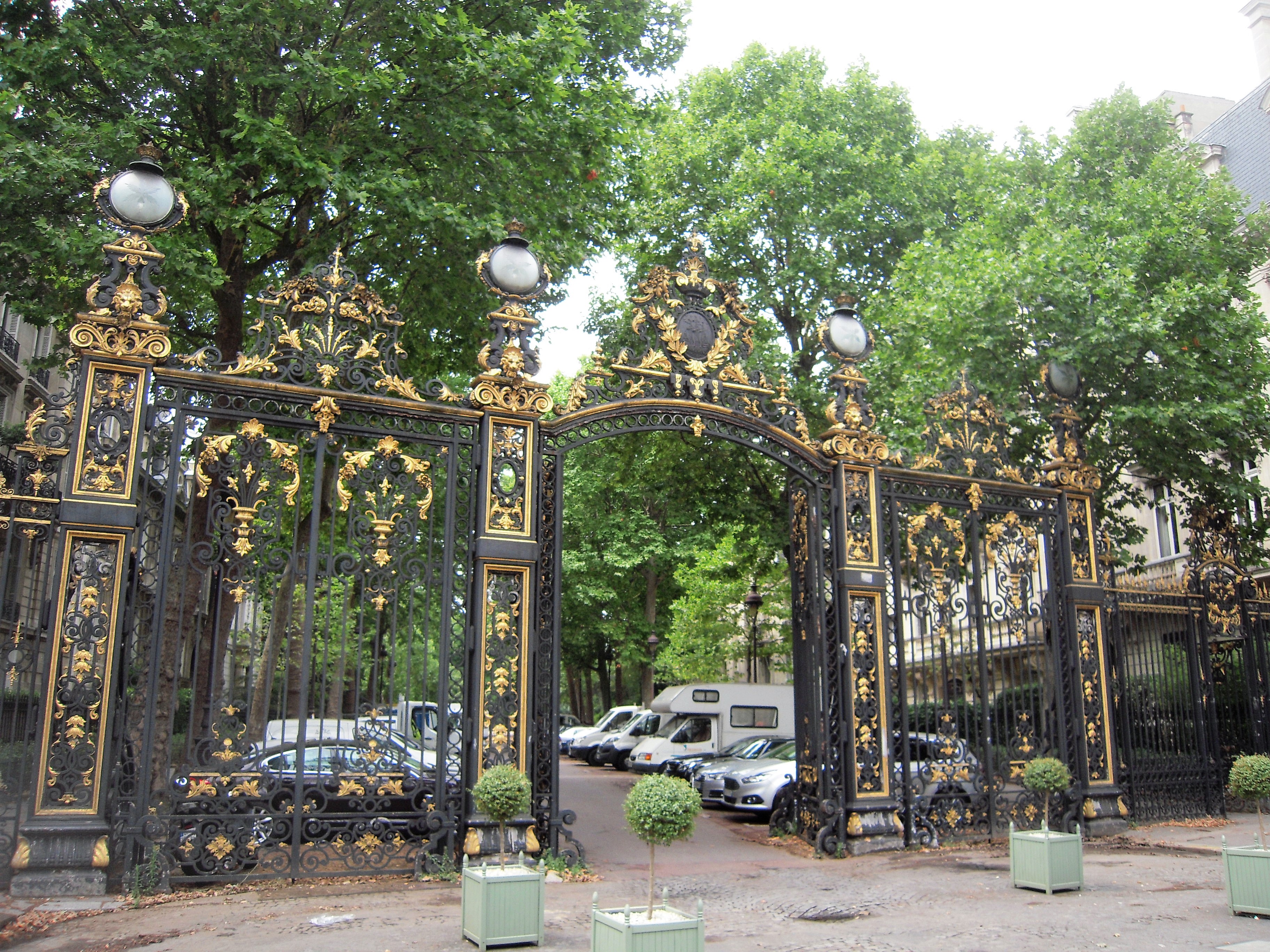 File:Gate of the Parc Monceau, Paris 6 July 2017.jpg ...