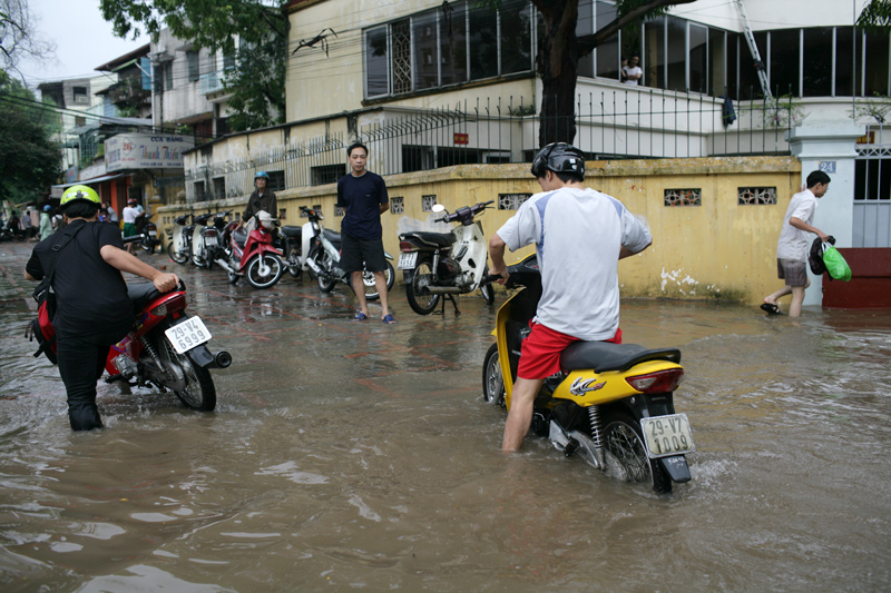 File:Hanoi 2008 flood, 07.jpg