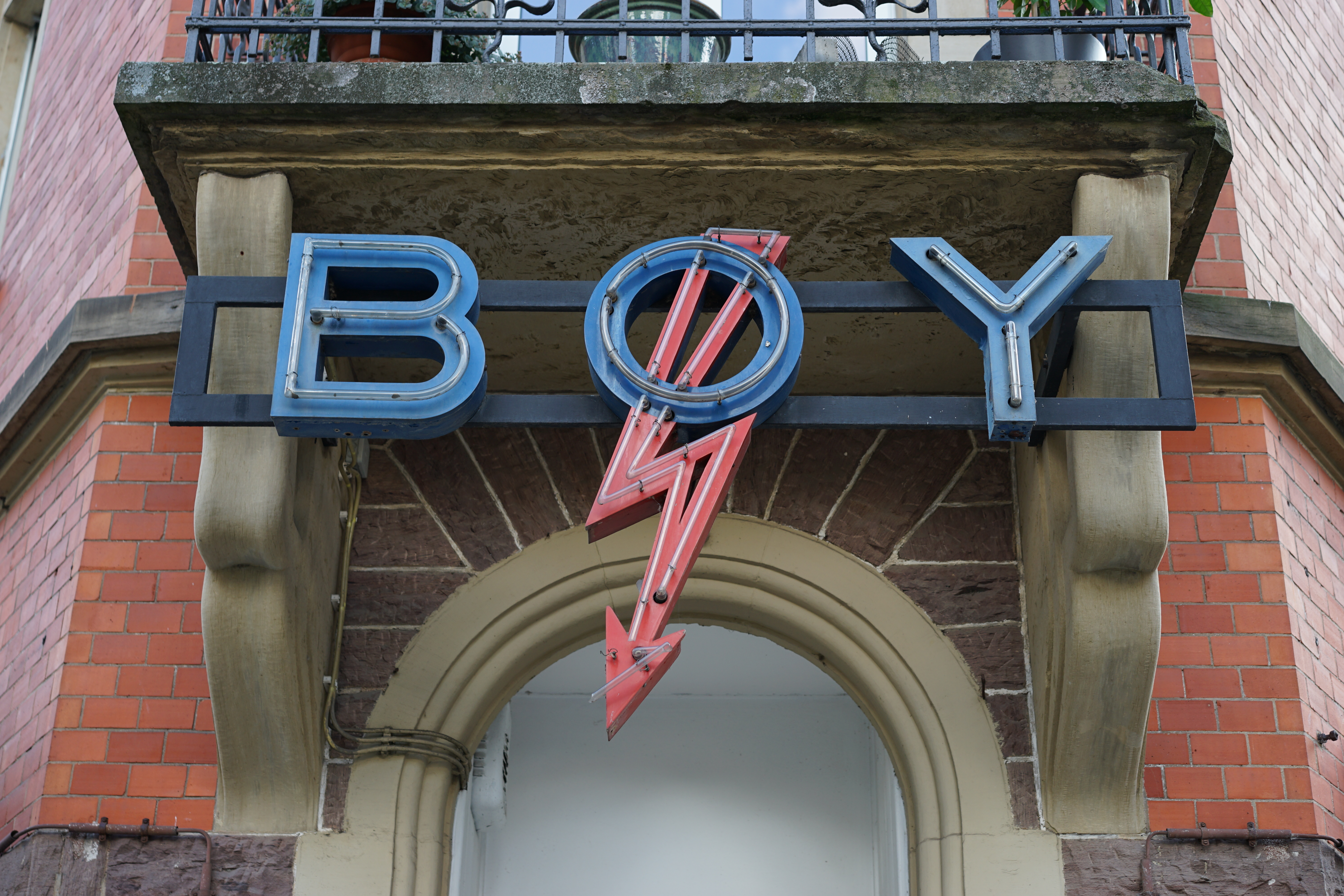 File Karlsruhe Sudwest Stadt Boeckhstr 28 Neon Firmenschriftzug Boy Jpg Wikimedia Commons