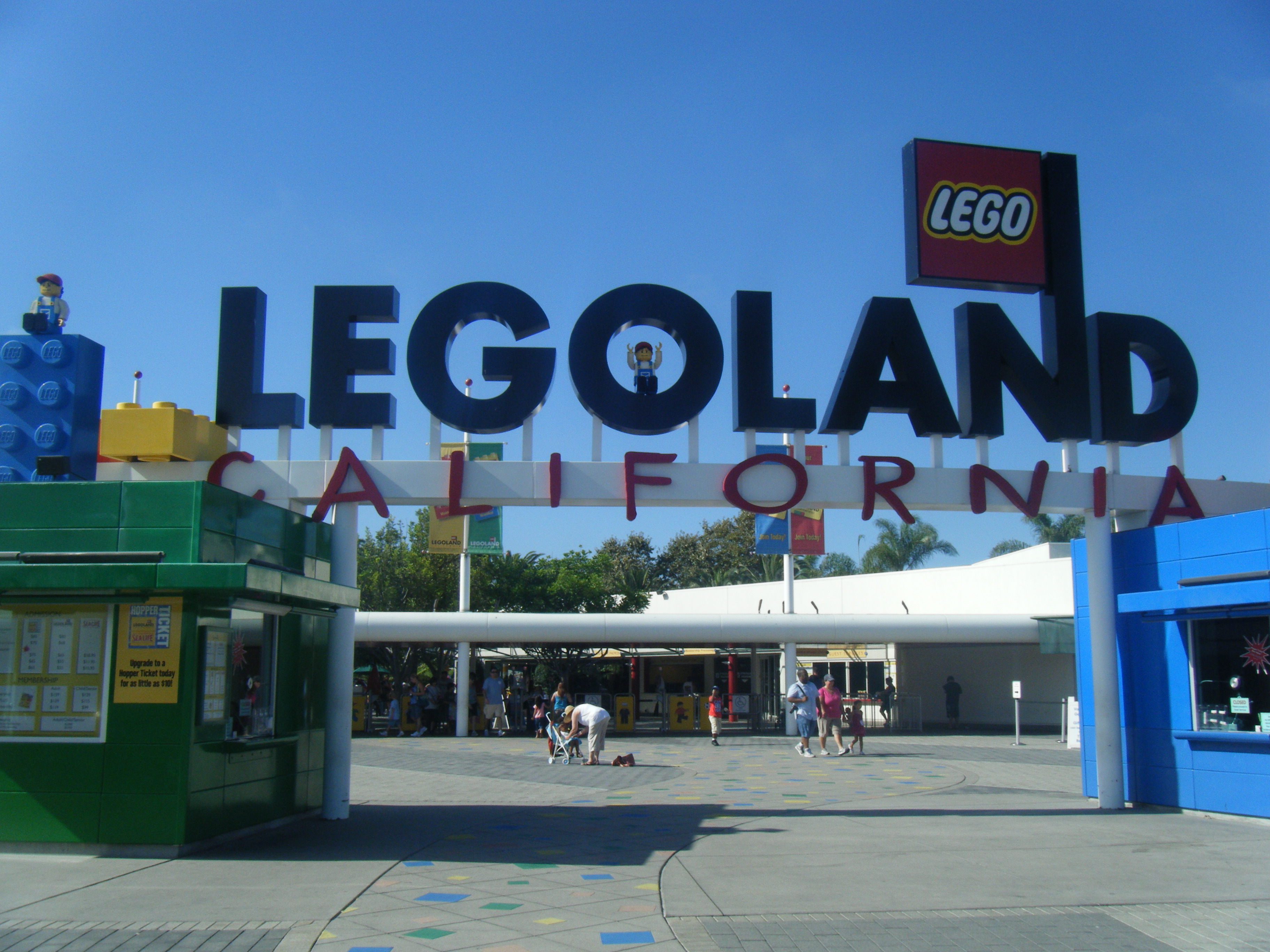 File Legoland California entrance 5712056741 .jpg Wikimedia Commons