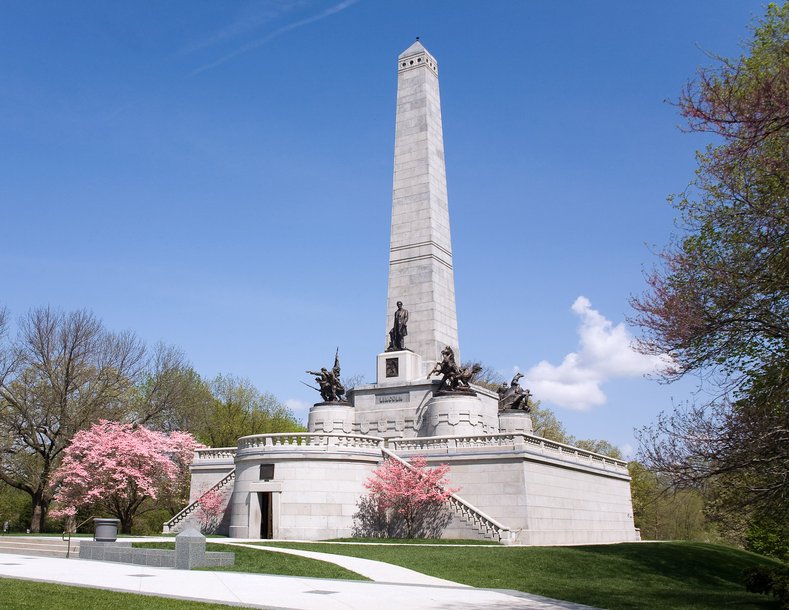 Lincoln_Tomb_in_Spring.jpg