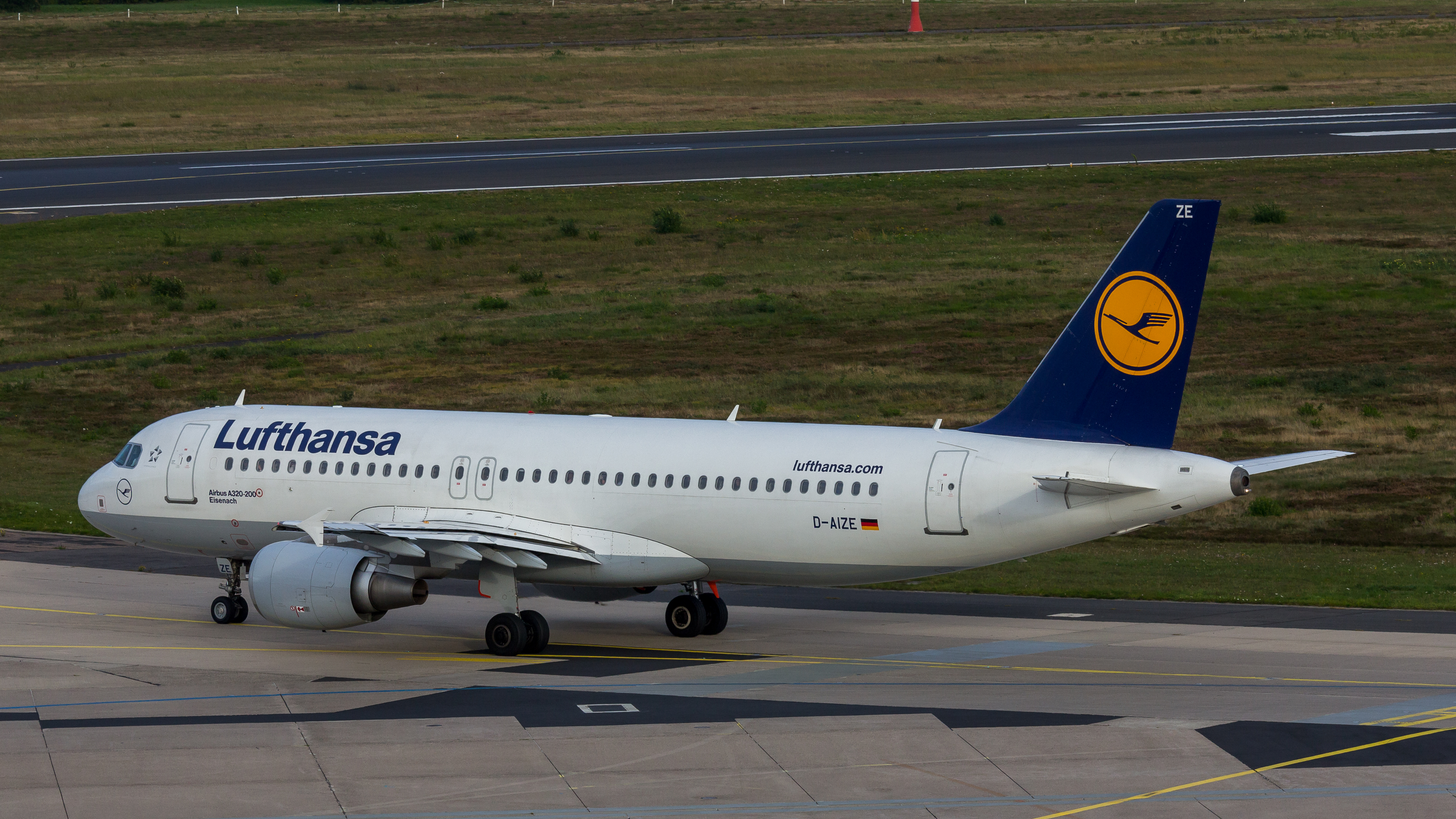 File:Lufthansa - Airbus A320-200 - D-AIZE (Eisenach) - Cologne