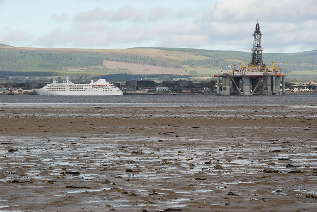 File:Mudflats and Oil Rig - geograph.org.uk - 1527353.jpg