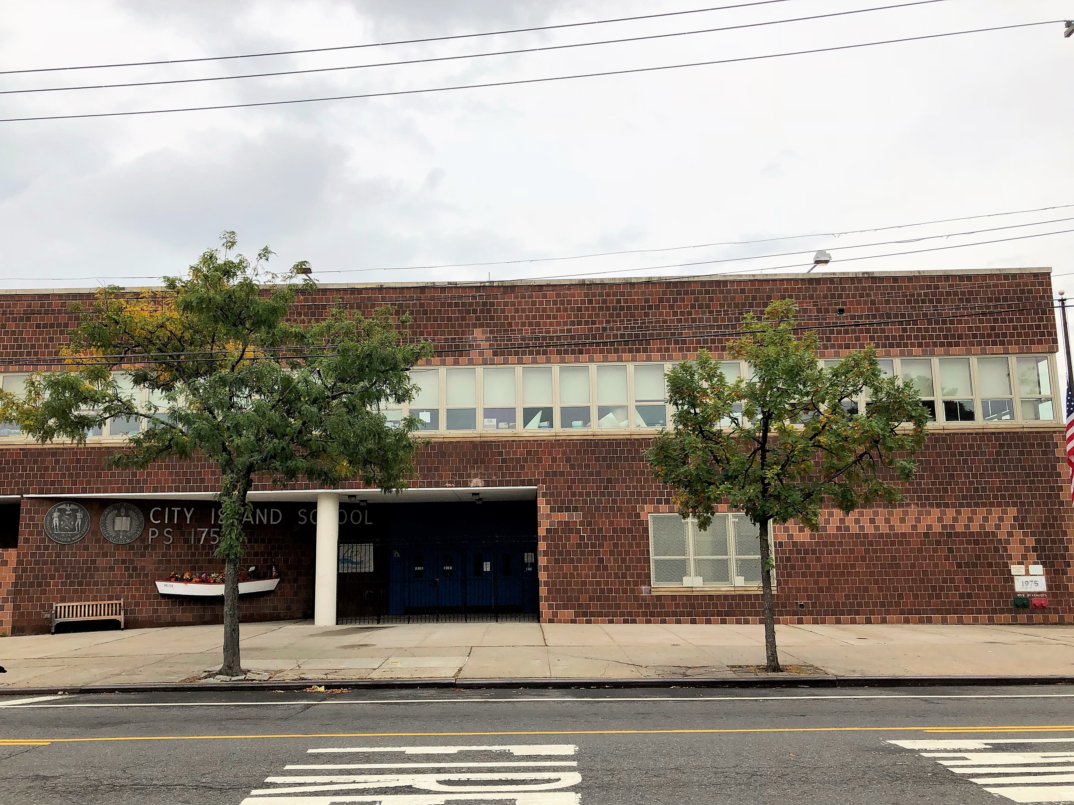 Island school. New York New Island School.