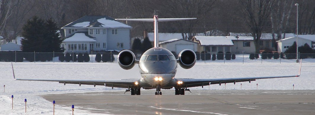 Pinnacle Airlines CRJ (380025303).jpg