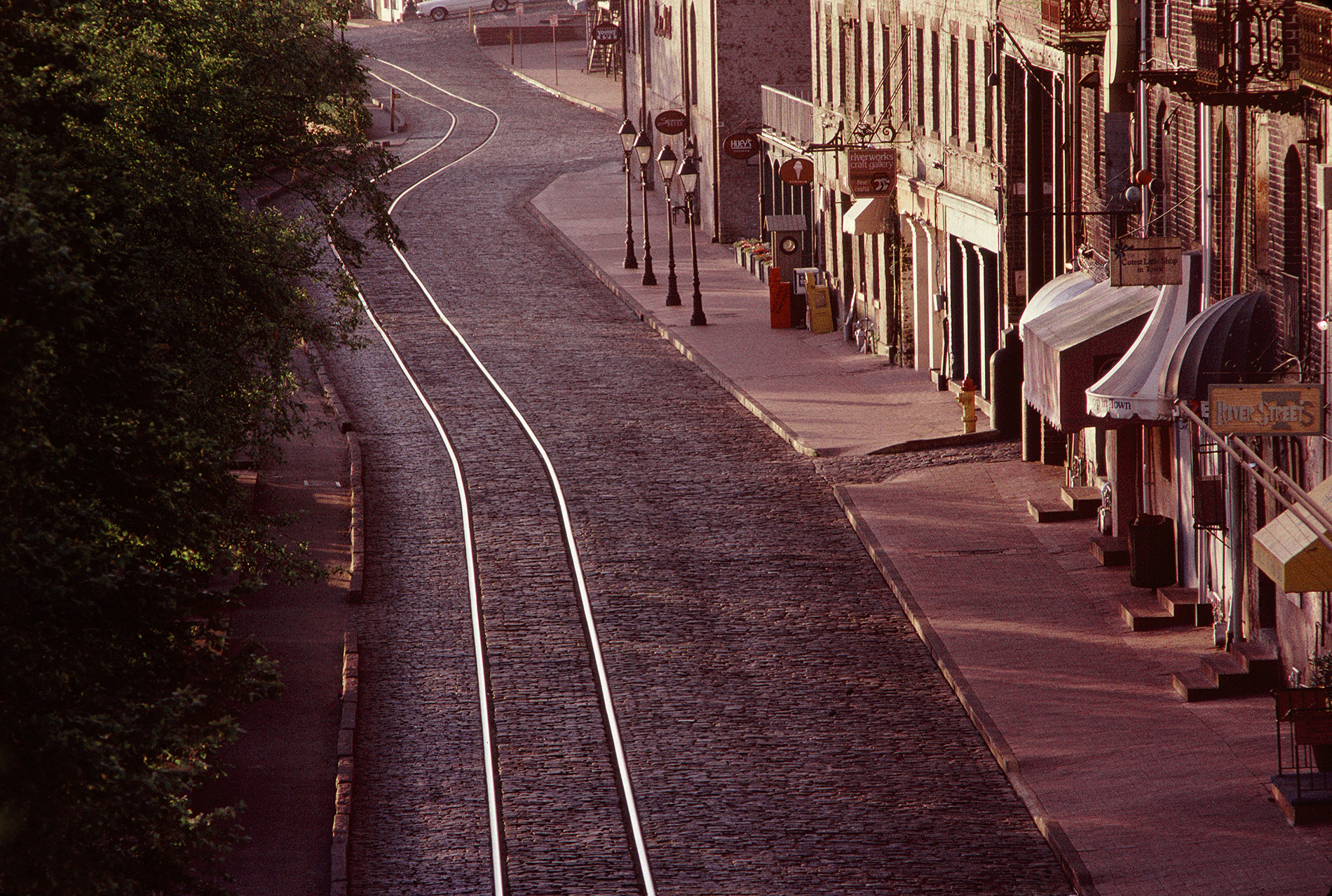 Street rivers. Ривер стрит. Savannah River Street. Historical Roads. Savannah River Street Streetcar.