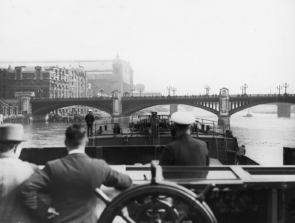 File:SS 'Ewell' approaching Southwark Bridge.jpg