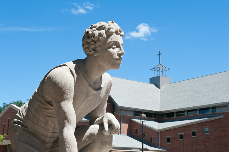 File:The Sprinter Statue at Martin Luther College.jpg