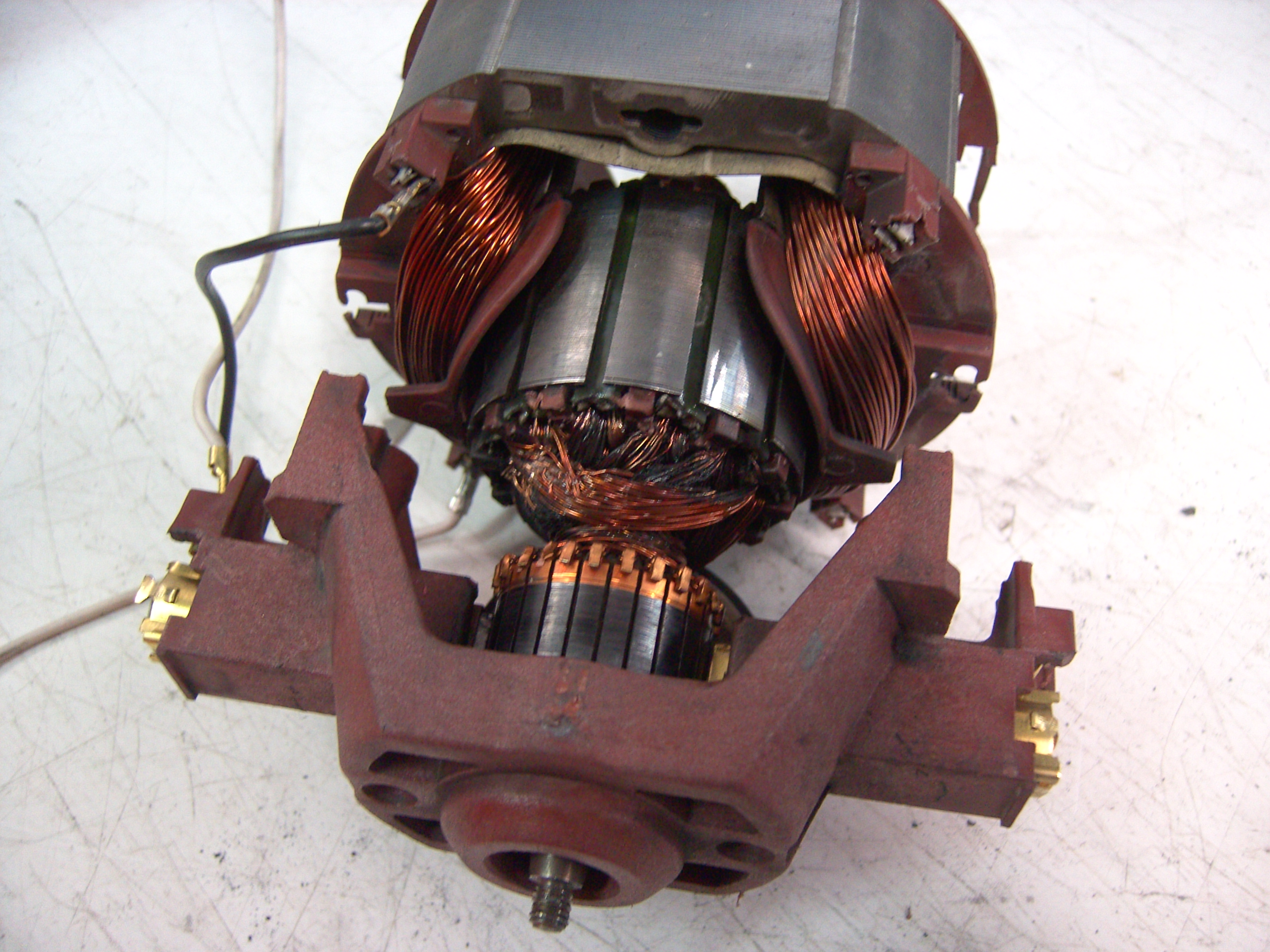 https://upload.wikimedia.org/wikipedia/commons/5/58/Universalmotor_4.JPG