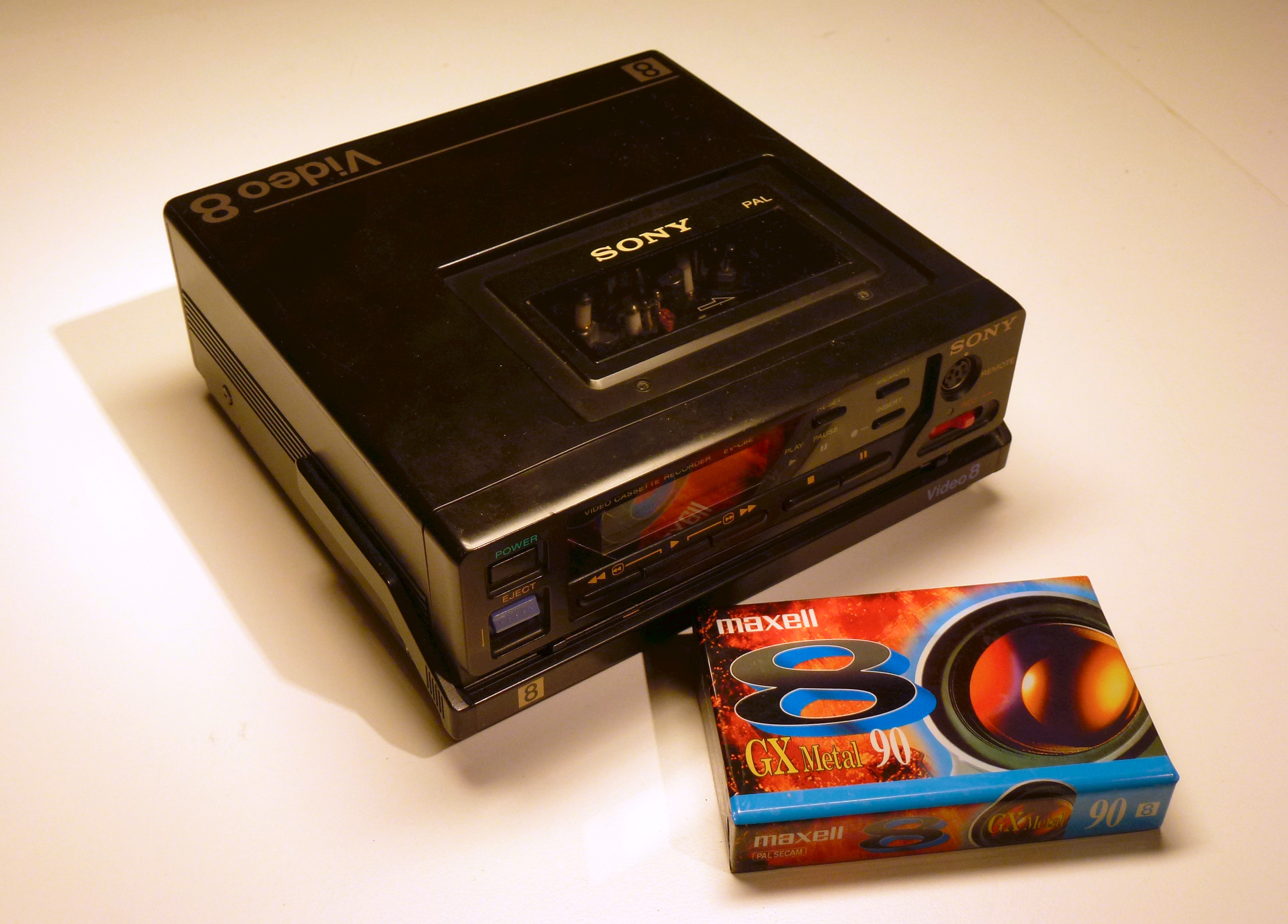 Магнитофона 8. Sony ev-s9000e. Портативный VHS проигрыватель. Переносной видеомагнитофон. Магнитофон в стиле 90х.