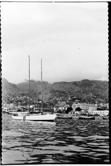 File:Yacht SIRIUS moored off Funchal, Madeira Island (5962393157).jpg