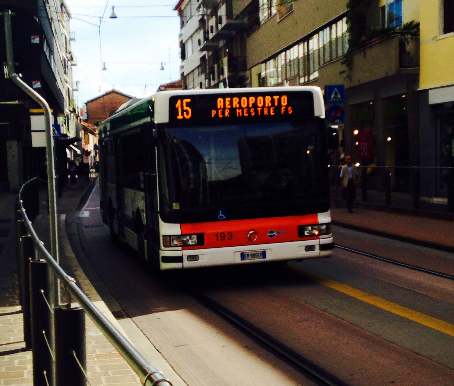 ACTV_-_Autobus_Linea_15_direzione_Aeropo