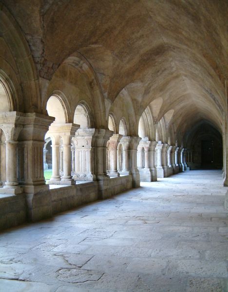 File:Abbaye de Fontenay - le cloitre.jpg