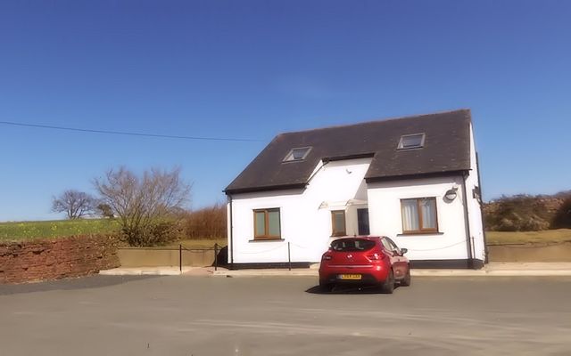 File:Accommodation block behind Stoneybeck Inn - geograph.org.uk - 4453408.jpg