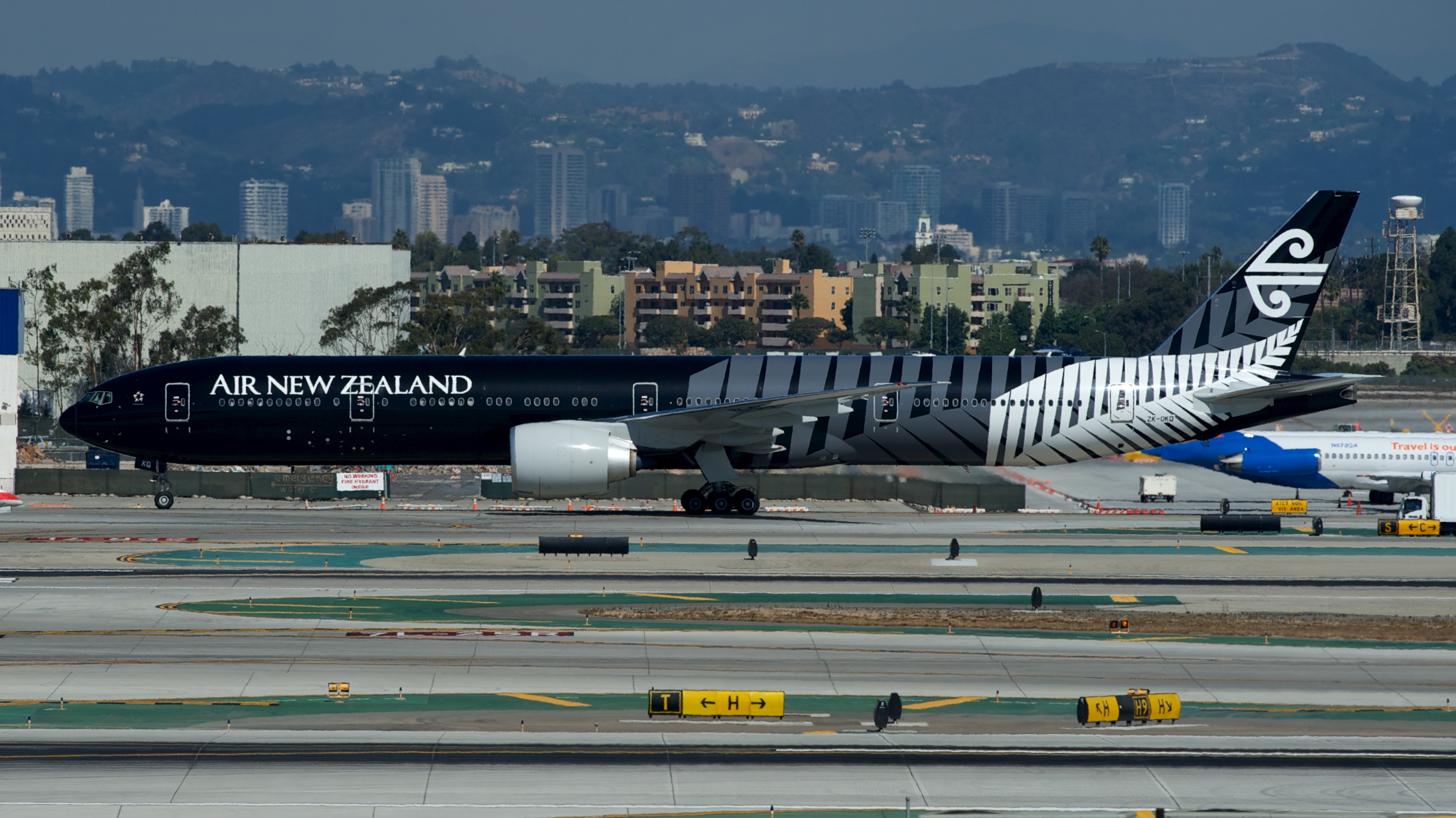 File:Air New Zealand Boeing 777-300ER ZK-OKQ (8077325143).jpg