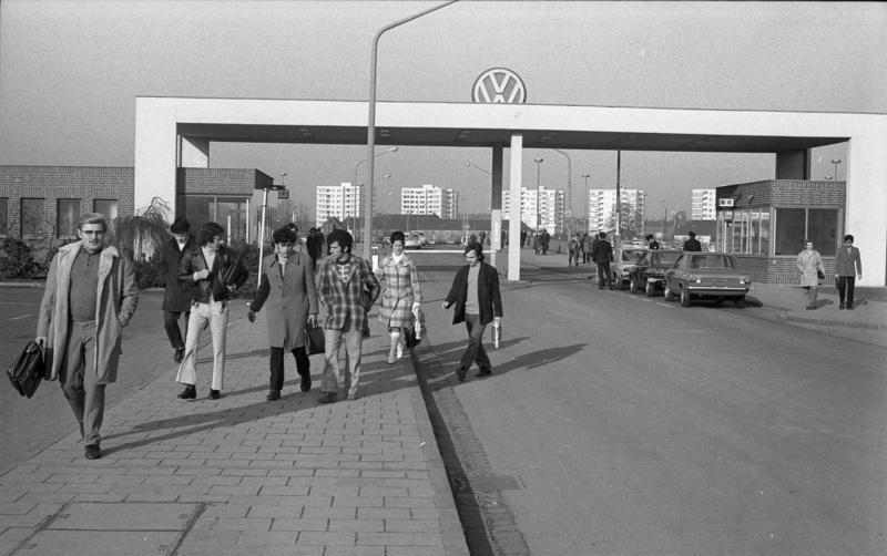 File:Bundesarchiv B 145 Bild-F038808-0028, Wolfsburg, VW Autowerk, Werkseingang.jpg