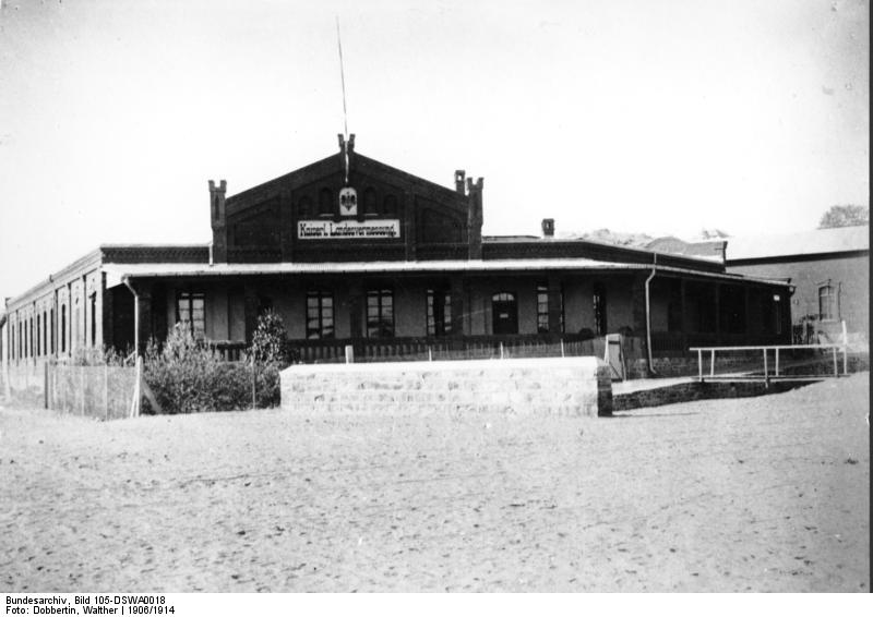 File:Bundesarchiv Bild 105-DSWA0018, Deutsch-Süd-Westafrika, Landvermessungsgebäude.jpg