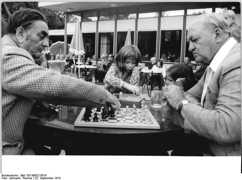 File:Bundesarchiv Bild 183-N0922-0019, Berlin, Volkspark Friedrichshain,  Schach- und Damespieler.jpg - Wikimedia Commons