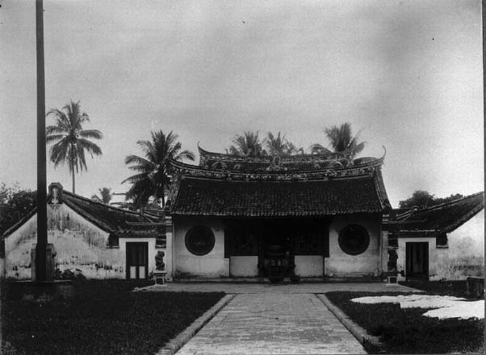 File:COLLECTIE TROPENMUSEUM Een Chinese tempel in Batavia. TMnr 60007617.jpg