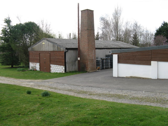 File:Chimney next to outbuilding - geograph.org.uk - 1216633.jpg