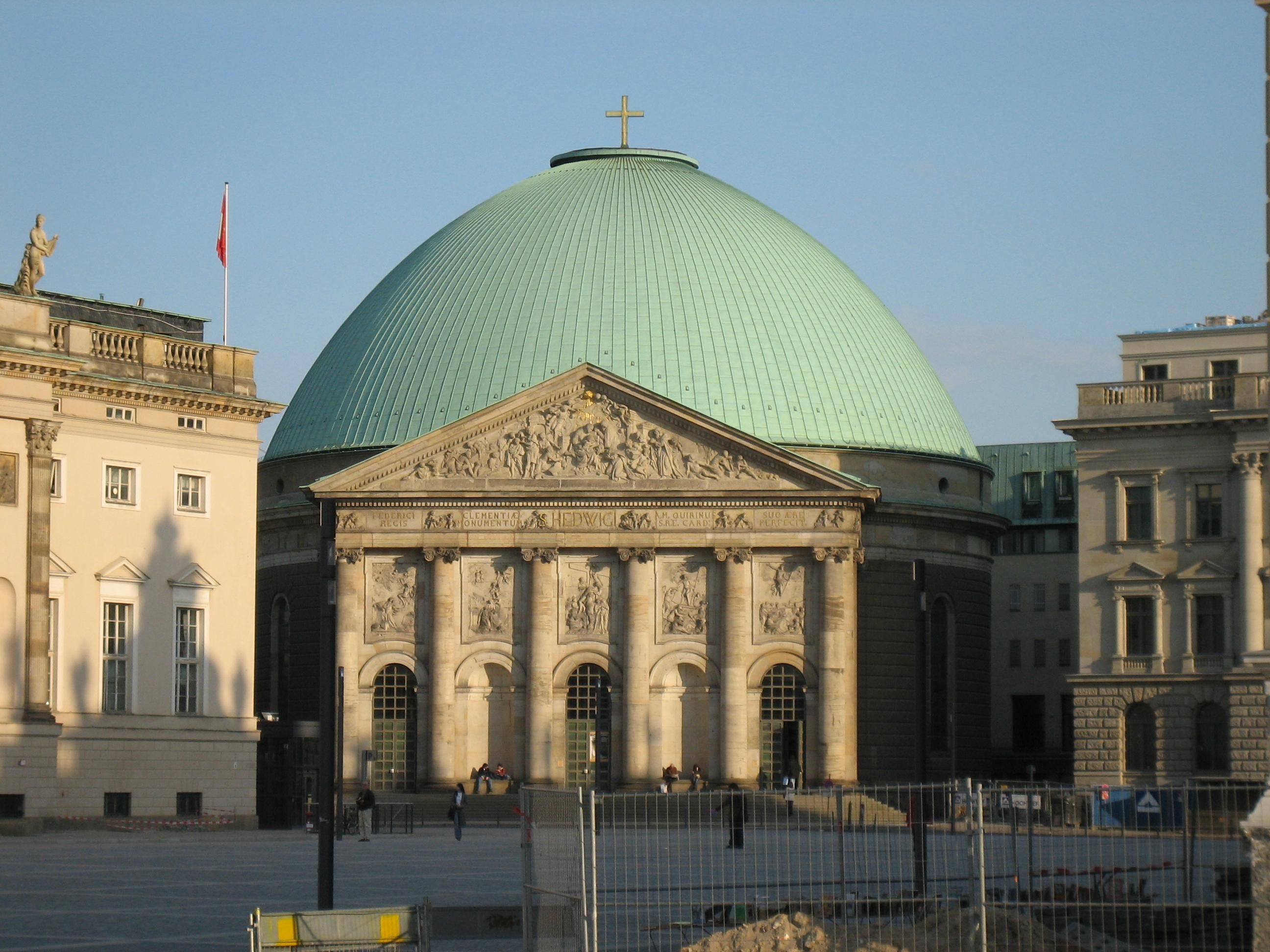 Берлин здание с зеленым куполом