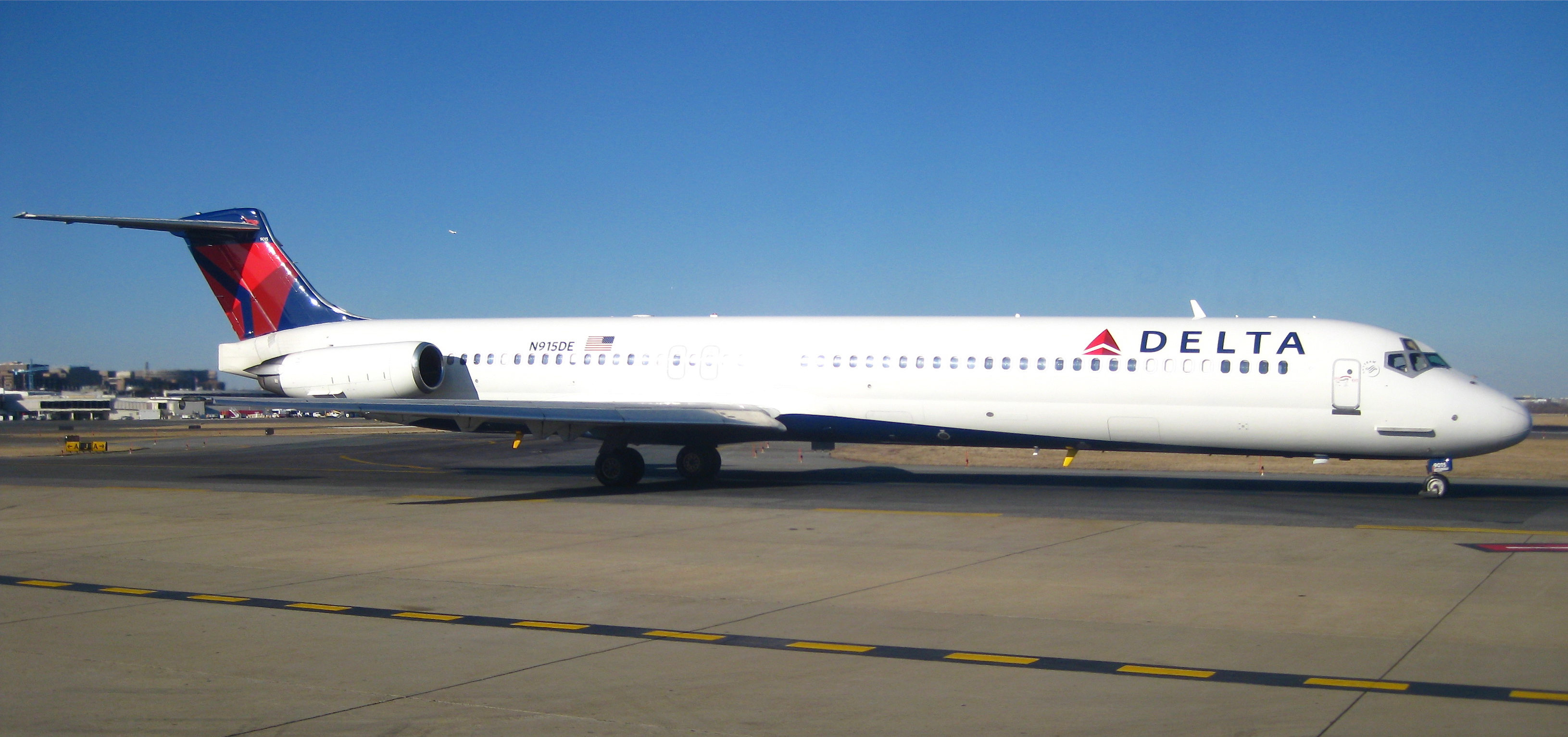 File:Delta MD-88 N915DE.jpeg - Wikipedia