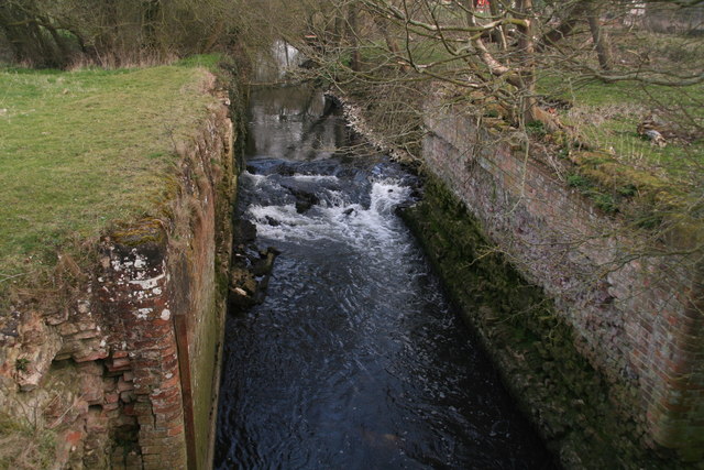 File:Disused lock on River Wreake - geograph.org.uk - 4390123.jpg