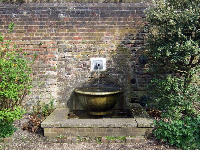 File:Fenton House, urn - geograph.org.uk - 1272411.jpg