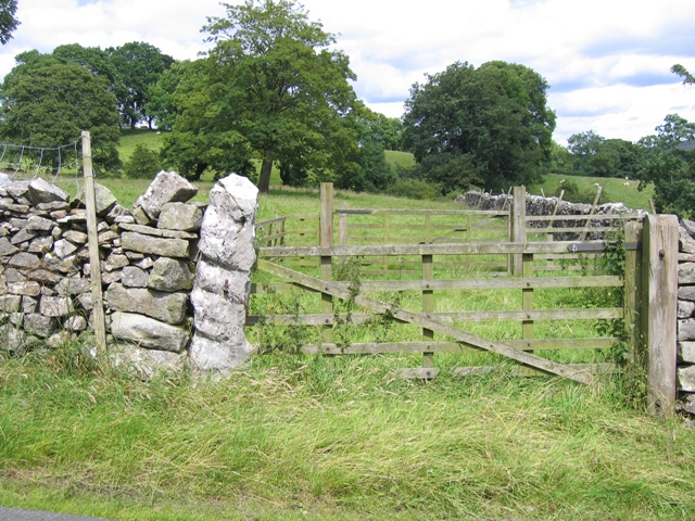 File:Field gate above Kirkby Malham - geograph.org.uk - 719206.jpg