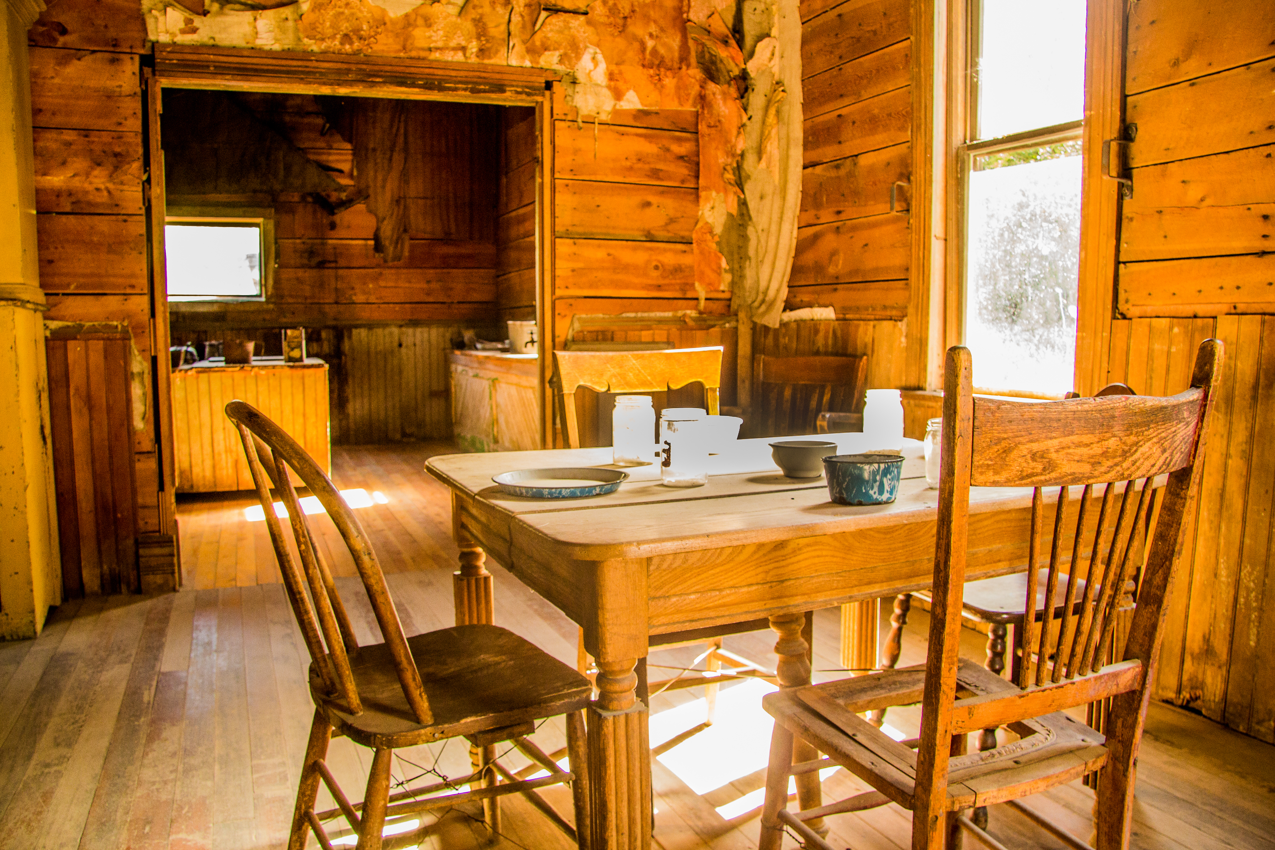 File Garnet Ghost Town Dining Room Table Jpg Wikimedia Commons