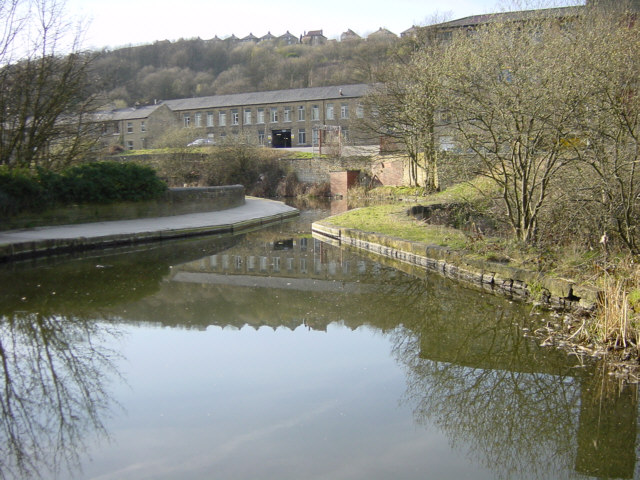 File:Golcar Aqueduct, Huddersfield Canal - geograph.org.uk - 164592.jpg