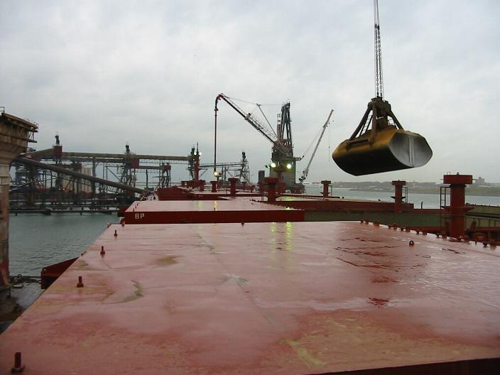 File:Grab used to unload a bulk carrier.jpg - Wikimedia ...