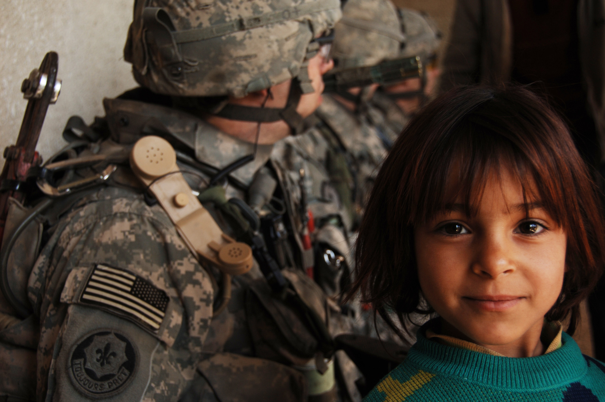 iraqi children with soldiers