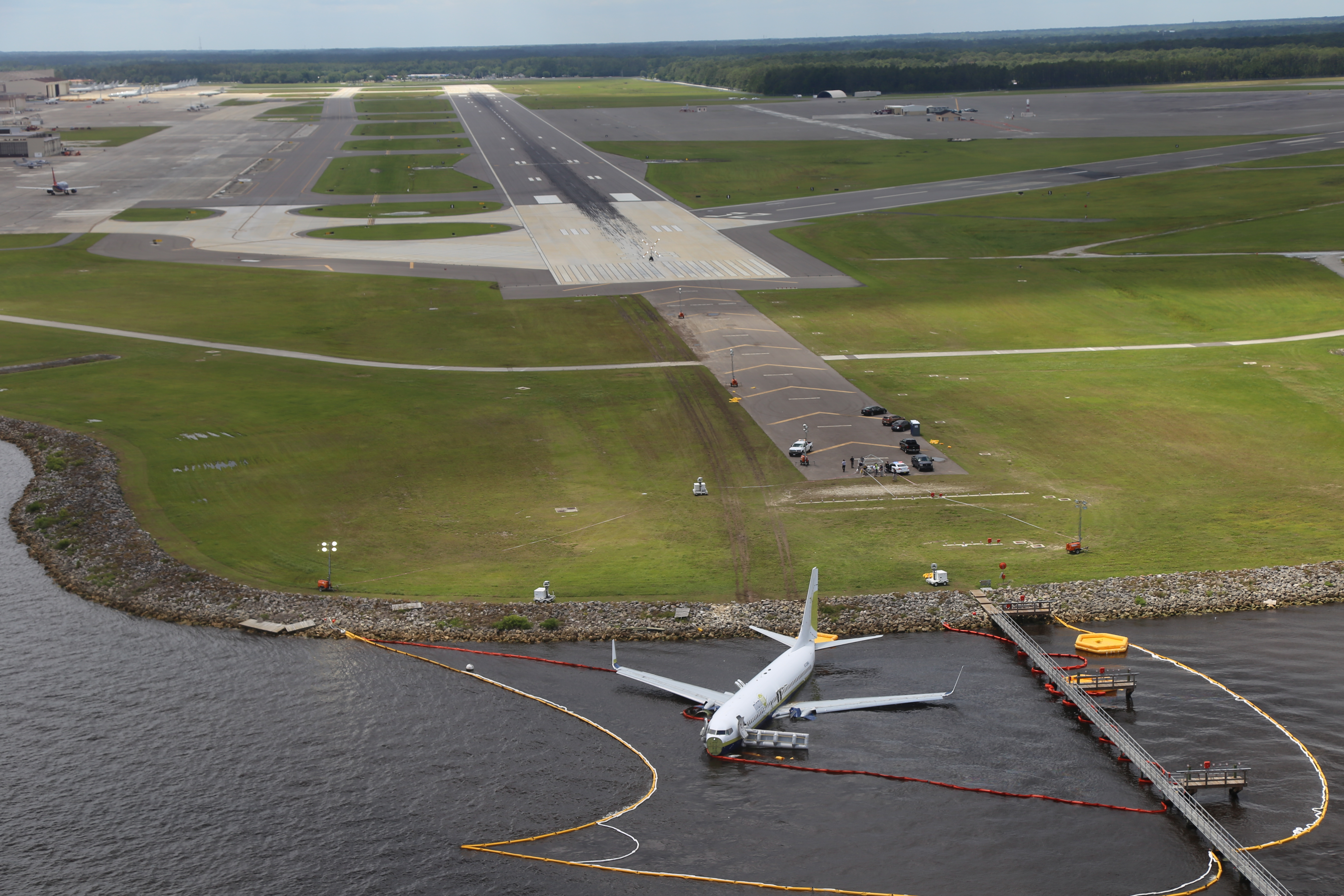 Самолет приземлился. Boeing 737 на ВПП. Боинг 737 посадка на грунт. Miami Air International Flight 293. Боинг 737 Эйр Флорида.