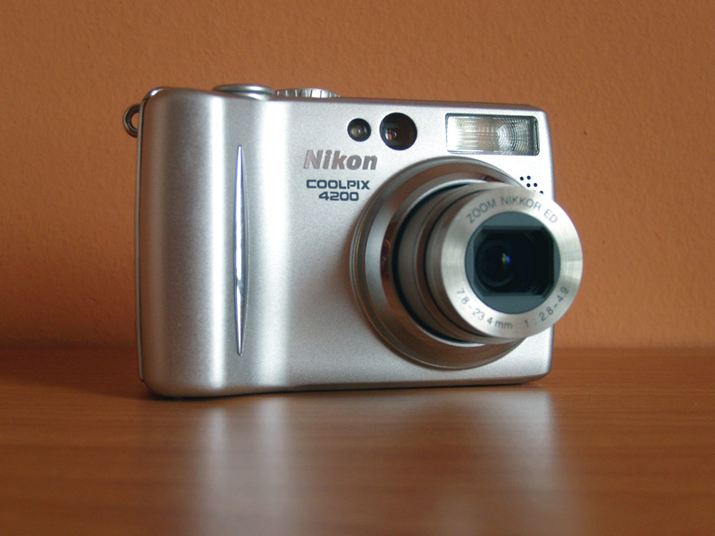 File:Nikon Coolpix 4200.jpg