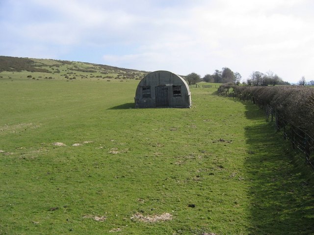 File:Nissen Hut on Newchurch Hill - geograph.org.uk - 390999.jpg